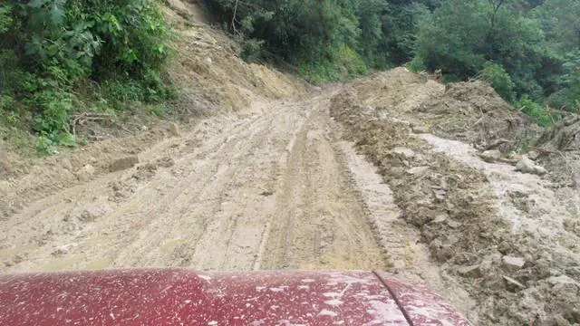 Camino de montaña de alto riesgo